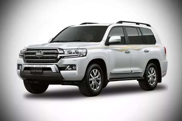 The Premium variant comes with a body stripes on it's sides A picture of the Land Cruiser PH-spec Premium variant
