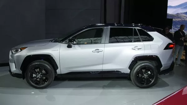 Toyota RAV4 2019 side view