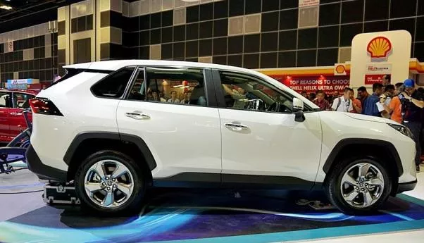 Toyota RAV4 2019 side view