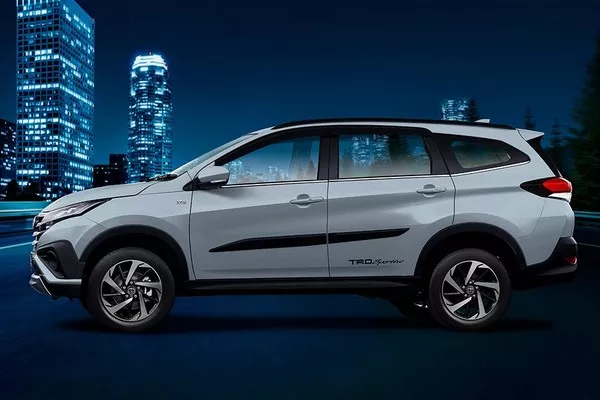 The base version - a 1.5E manual will be priced at P948,000 while the automatic will cost you P988,000 Toyota Rush 2018 side view