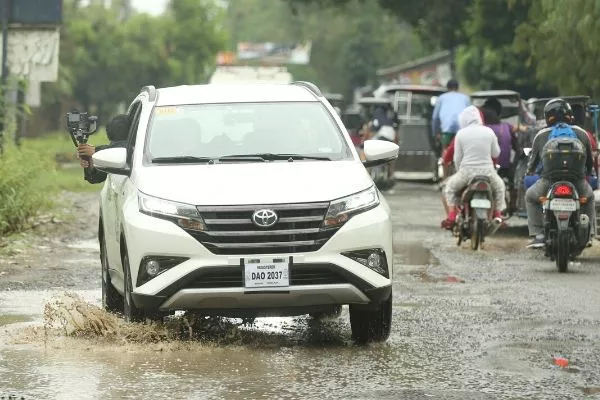 toyota-rush-on-the-rough-road
