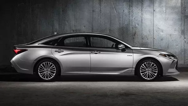 Toyota Avalon 2019 side view