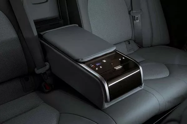 Toyota Camry 2019 Interior_2