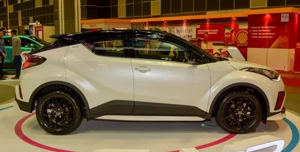 Toyota C-HR 2018 luxury side view