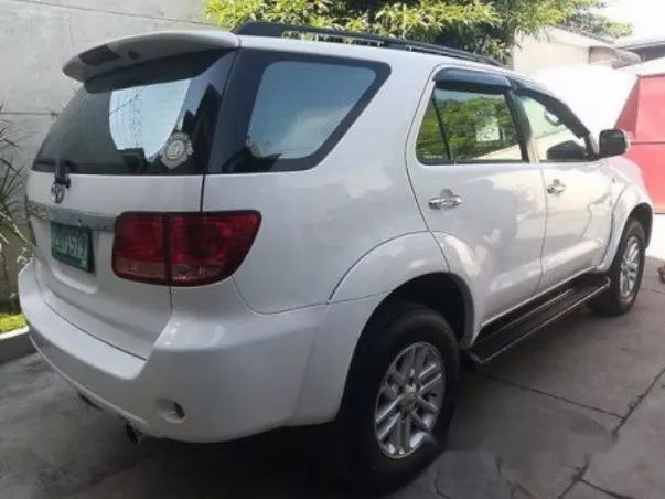 Angular front of 2005 Toyota Fortuner