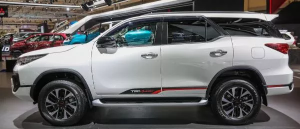 Side view of the 2017 Toyota Fortuner TRD Sportivo