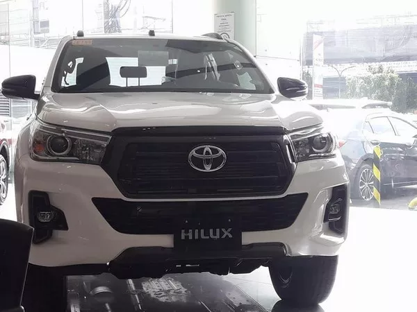 white Toyota Hilux 2018 facelift front fascia