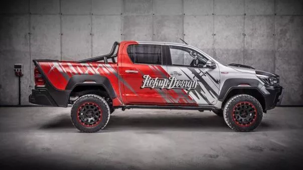 Side view of a Toyota Hilux 2018