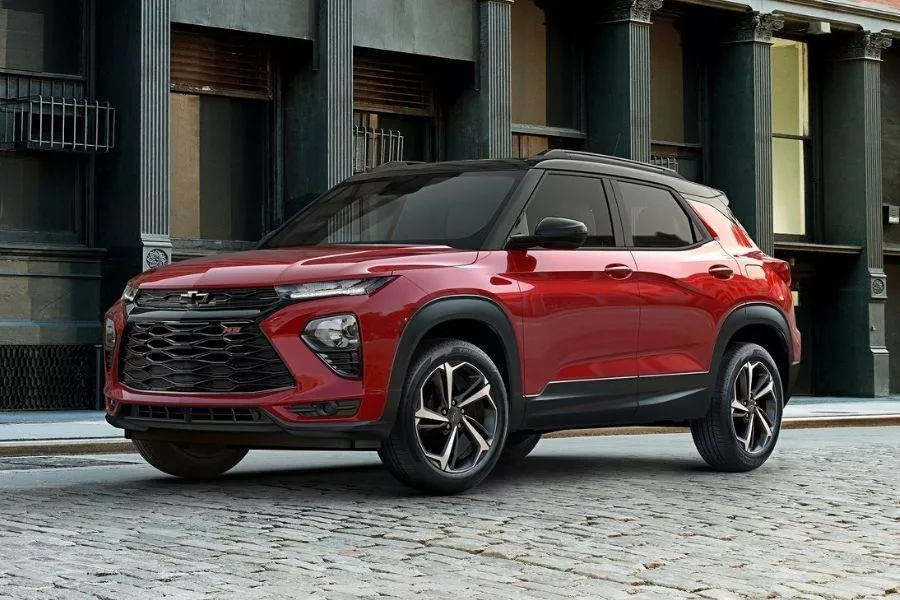 A picture of the Chevrolet Trailblazer parked near some buildings.