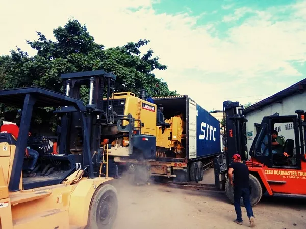 A picture of a Cebu Roadmaster truck carrying a heavy load