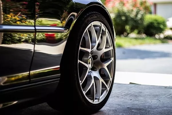 car with tubeless tire