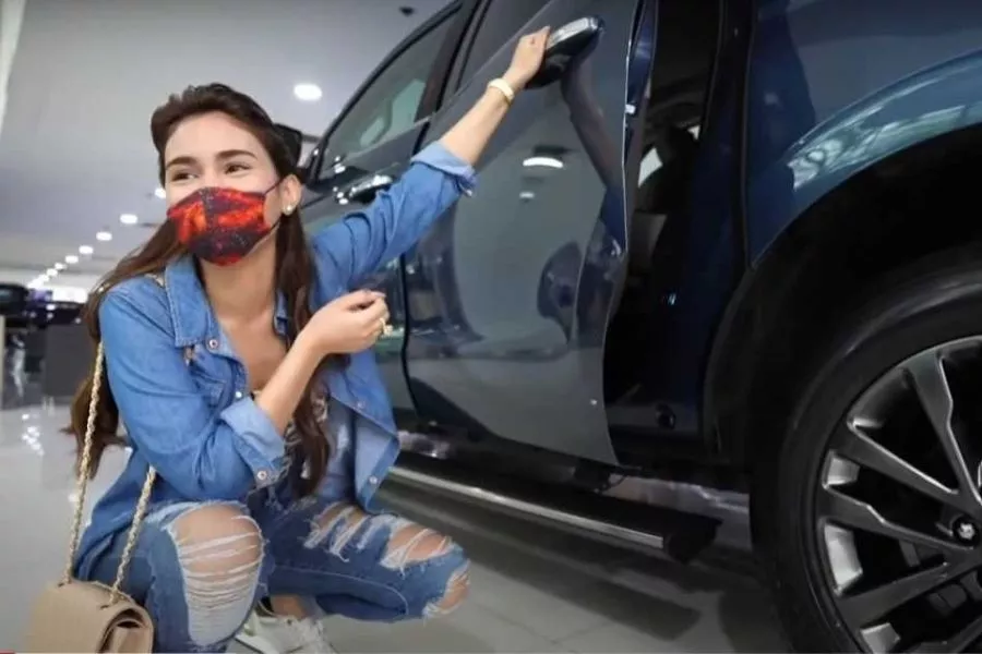 Ivana Alawi with Ford Expedition