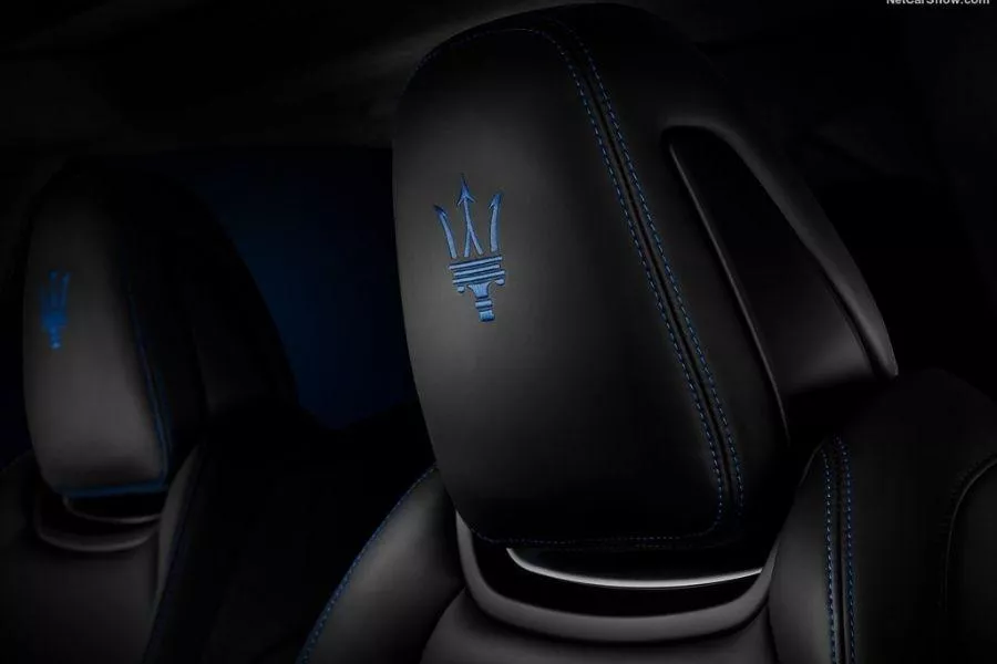 Front seat headrests