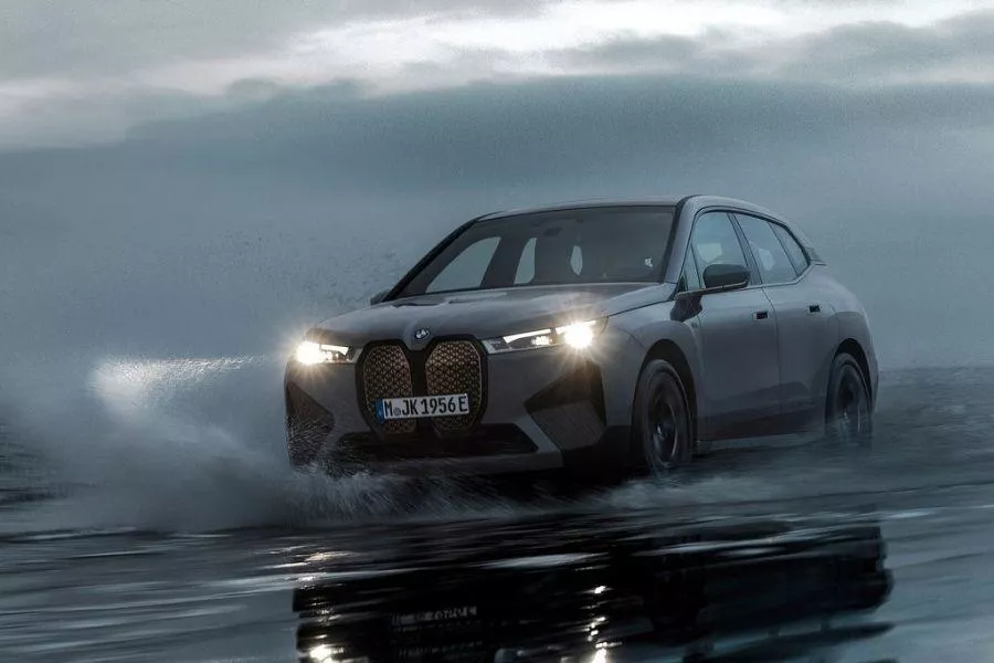 BMW iX M60 splash