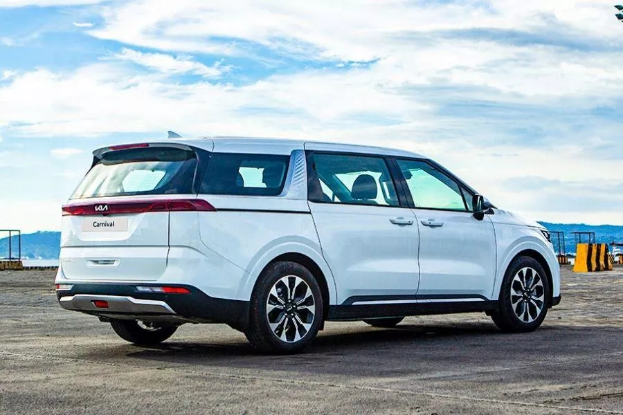 Kia Carnival white rear