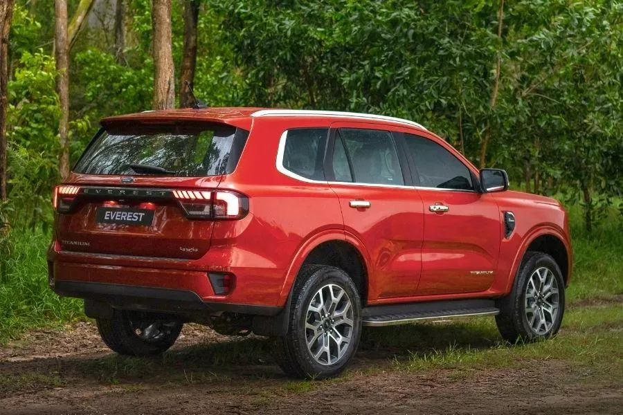 2022 Ford Everest red rear 2022 Ford Everest red rear