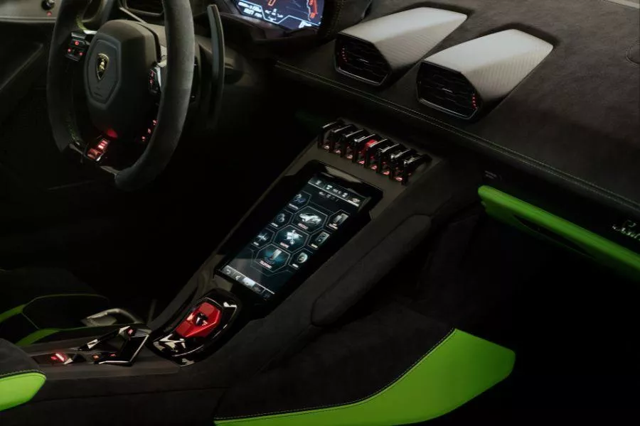 Lamborghini Huracan Tecnica touchscreen