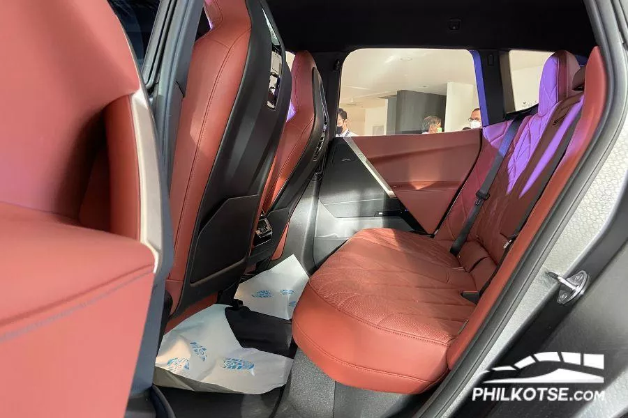 2022 BMW iX second row 