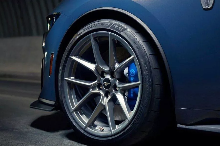Dark Horse 19-inch alloy wheels