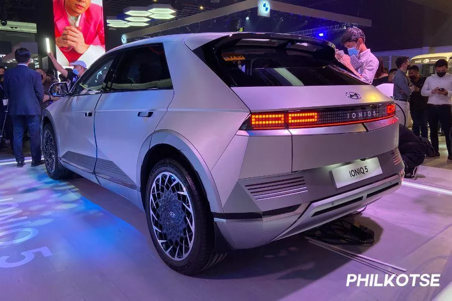 It sports a retrofuturistic design Hyunda Ioniq 5 rear view