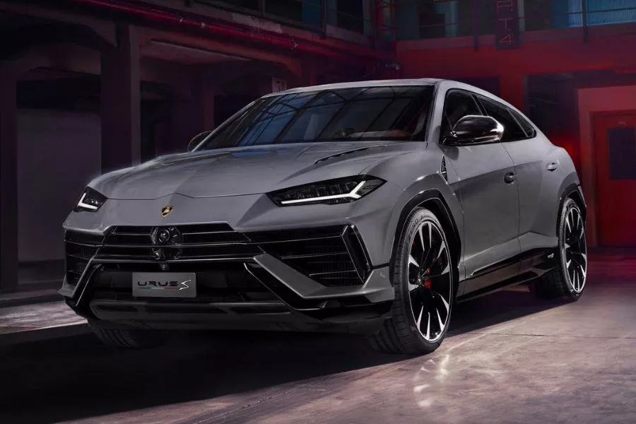 Lamborghini Urus S front quarter 