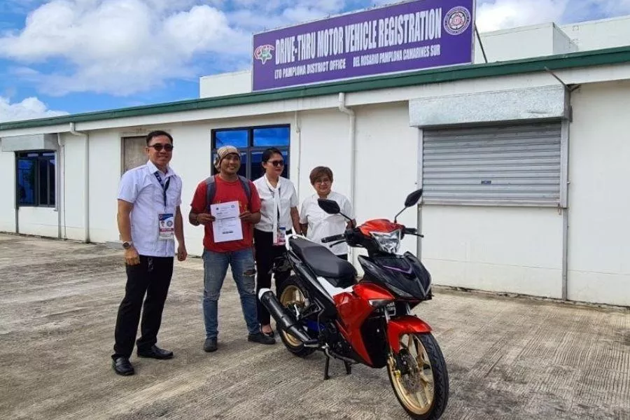 Motorist with LTO personnel Motorist with LTO personnel
