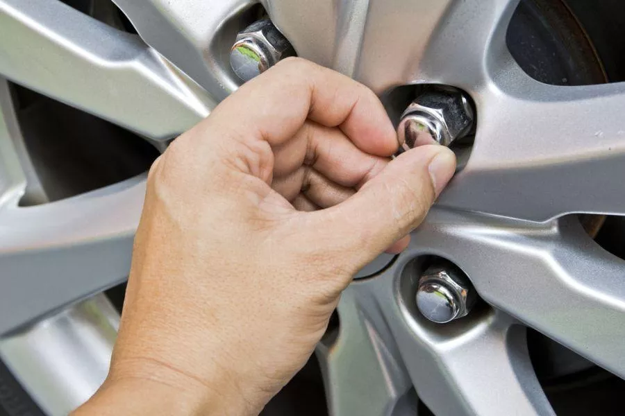 Tightening lug nuts by hand 