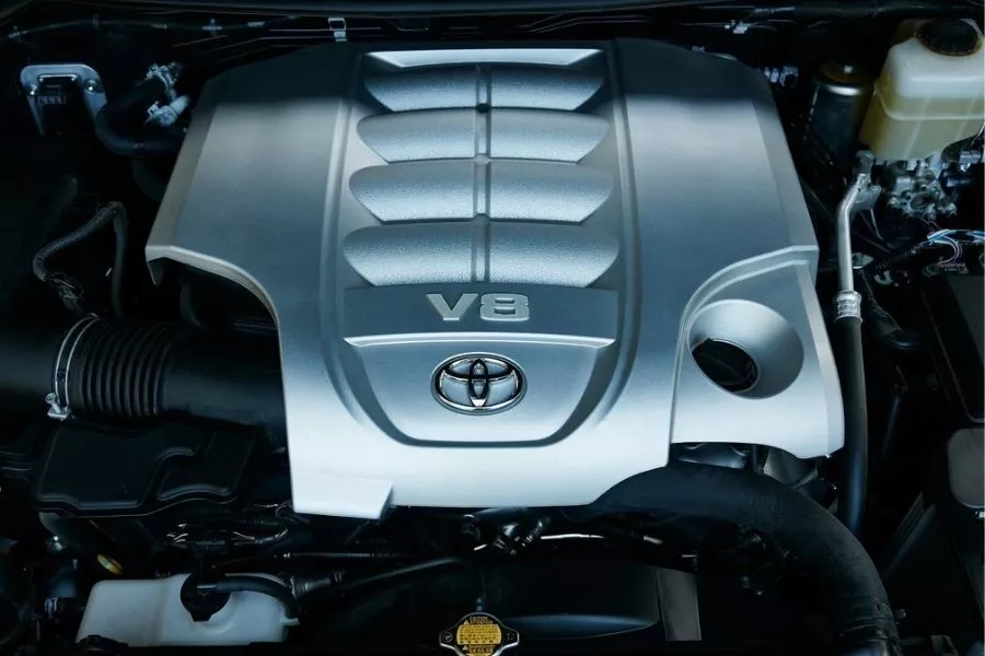 Land Cruiser V8 gasoline engine 