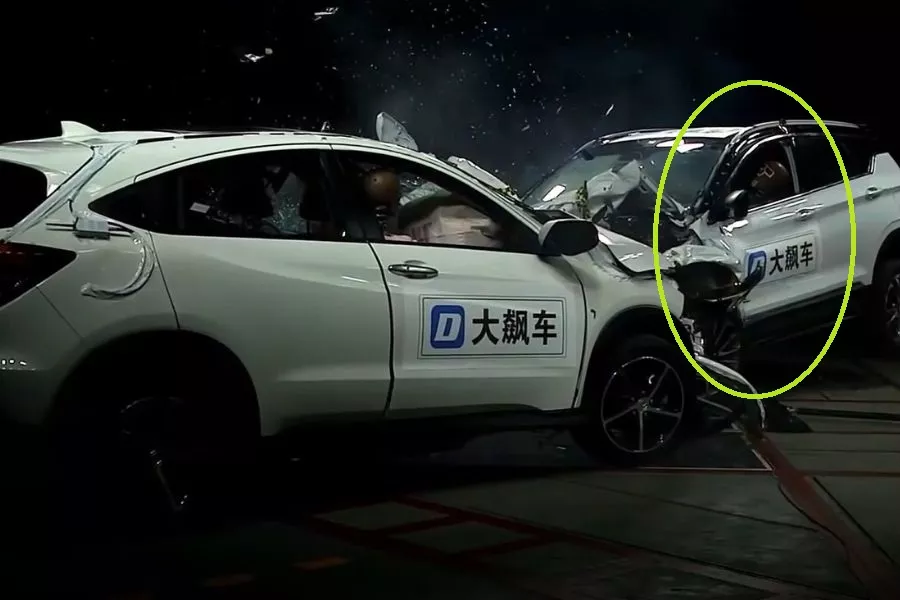 HR-V vs Coolray crash 2