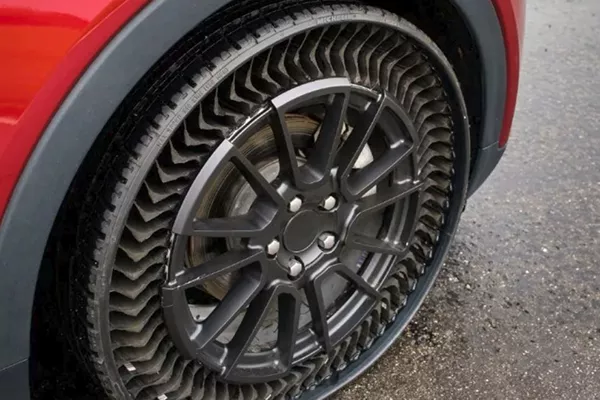 A slightly side profile shot of the airless Uptis tire.