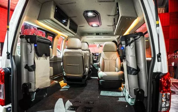 Nissan Urvan Premium S 2018 seats