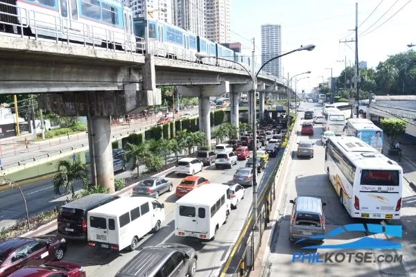 A picture of EDSA with traffic