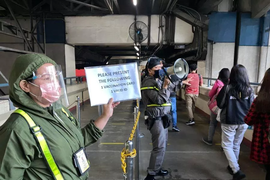 A picture of staff reminding the public to show their vaccination cards.