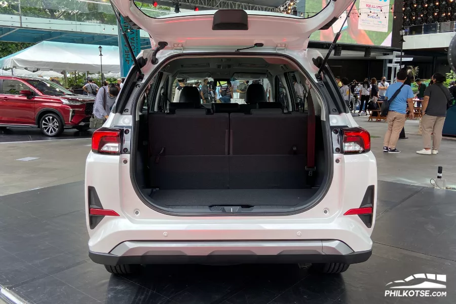 A picture of the Veloz with the rear door open.