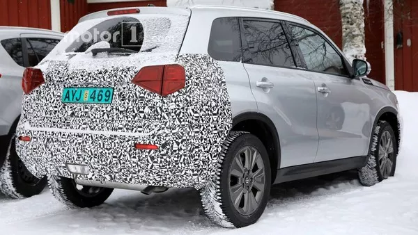 Suzuki Vitara 2018 facelift spy shot angular rear