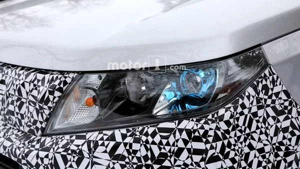 Suzuki Vitara 2018 facelift spy shot headlight