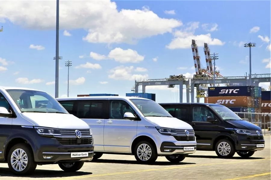 Volkswagen Multivan Kombi front view