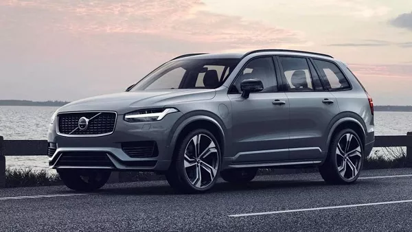 A picture of an Volvo XC90 travelling on a road