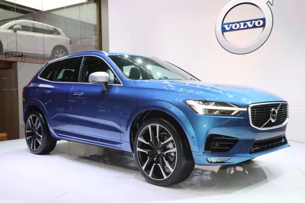 Angular front of a blue Volvo XC60 2018