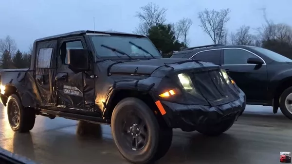 Jeep Wrangler-based pickup truck spy shot