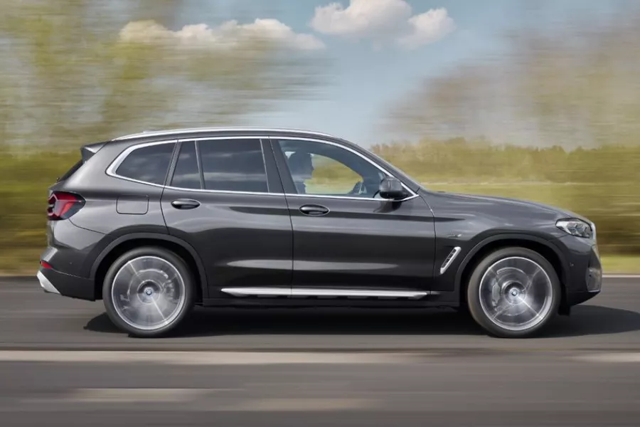 The refreshed X3 from the side A picture of the side of the BMW X3