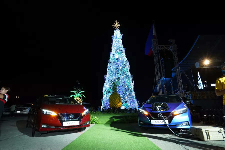 Two Nissan LEAFs together with the Christmas tree in Ormoc.