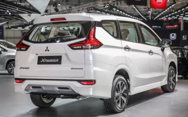 White Mitsubishi Expander 2018 angular rear view