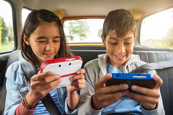 children playing with smartphones