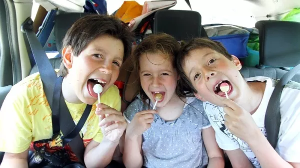 kids eating lollipops