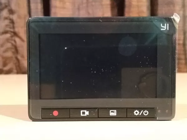 2.7-in. LCD screen wit control buttons lined up Yi dash cam screen