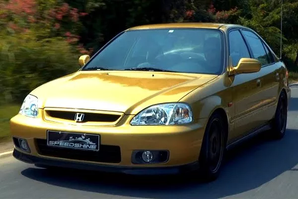 2000 honda civic on road
