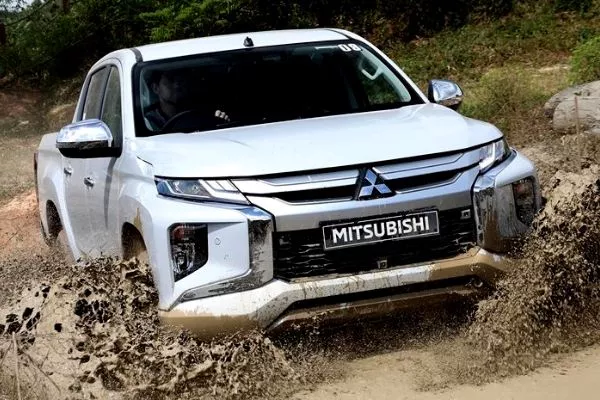 montero-strada-in-the-mud