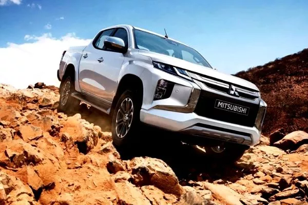 montero-strada-on-the-rocks