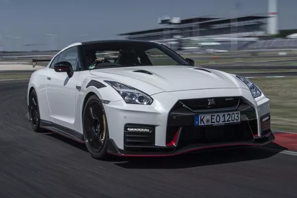 2020-nissan-gtr-on-the-trac